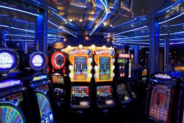 morfintoto mobile app interface showing slot games and live casino options